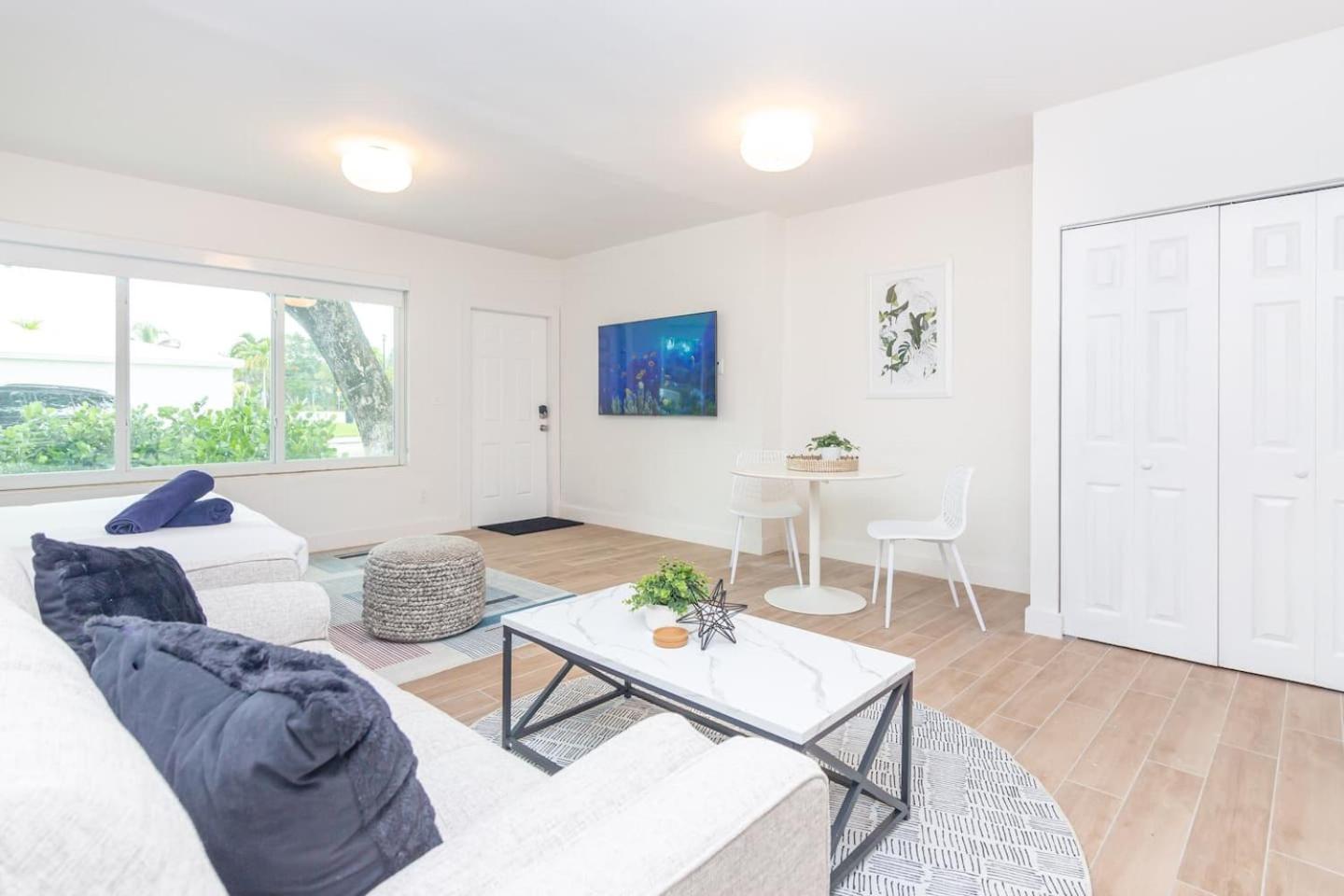 Large Stylish Studio Apartment In El Portal #3 Miami Exterior photo