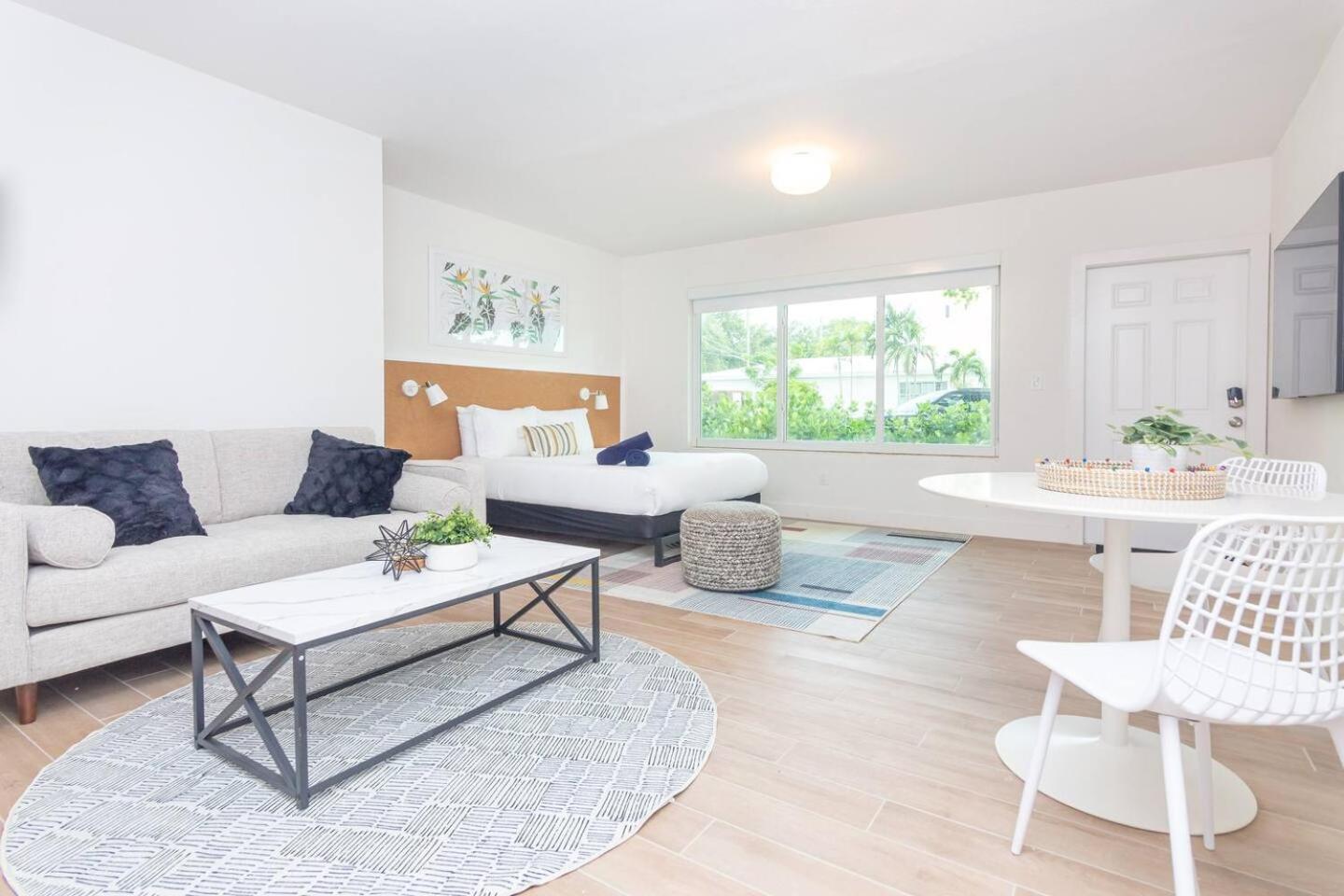 Large Stylish Studio Apartment In El Portal #3 Miami Exterior photo