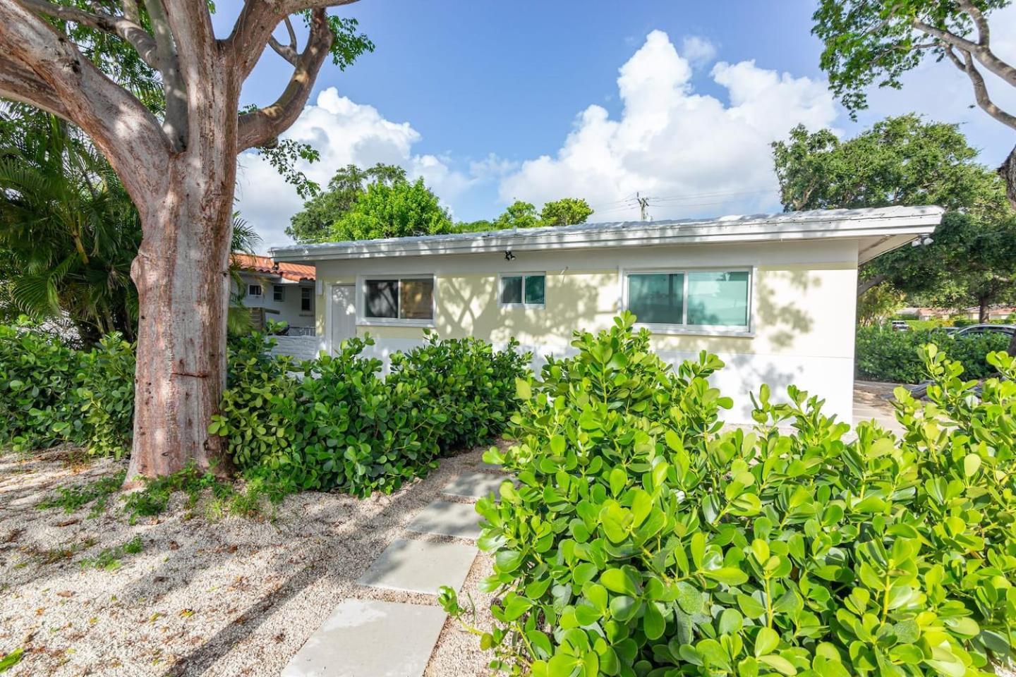 Large Stylish Studio Apartment In El Portal #3 Miami Exterior photo
