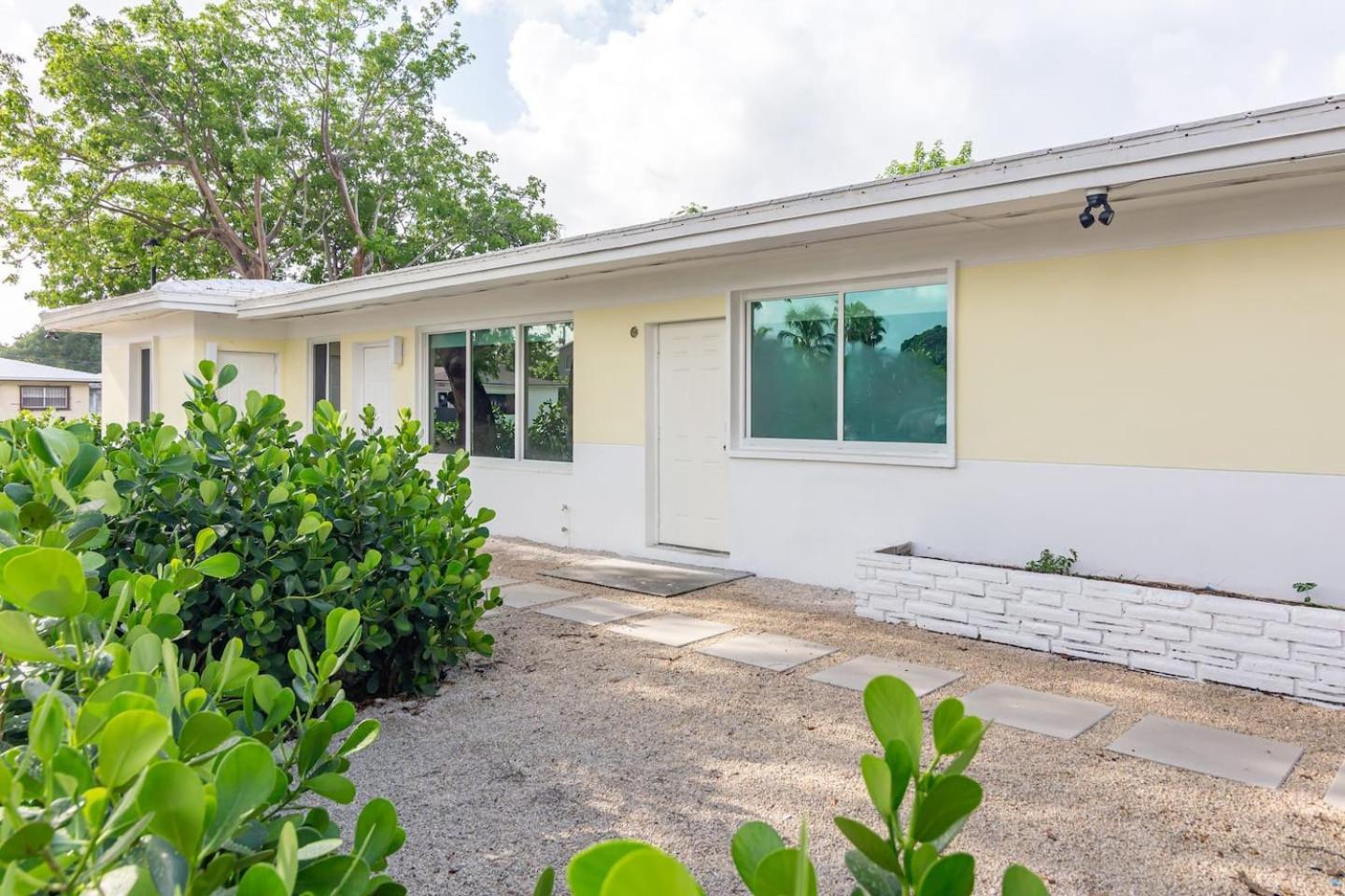 Large Stylish Studio Apartment In El Portal #3 Miami Exterior photo